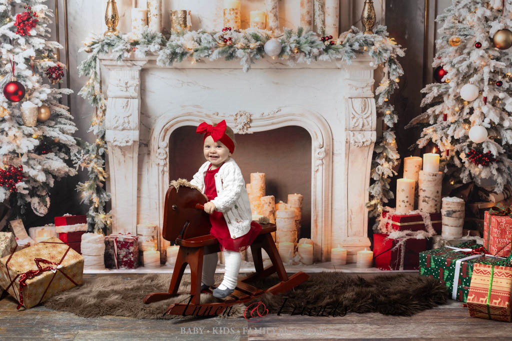 Weihnachts-Shooting mit Kindern vor weihnachtlich geschmücktem Kamin
