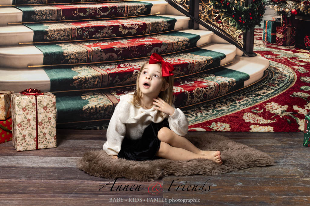 Weihnachts-Shooting mit Kind vor weihnachtlich geschmückter Treppe