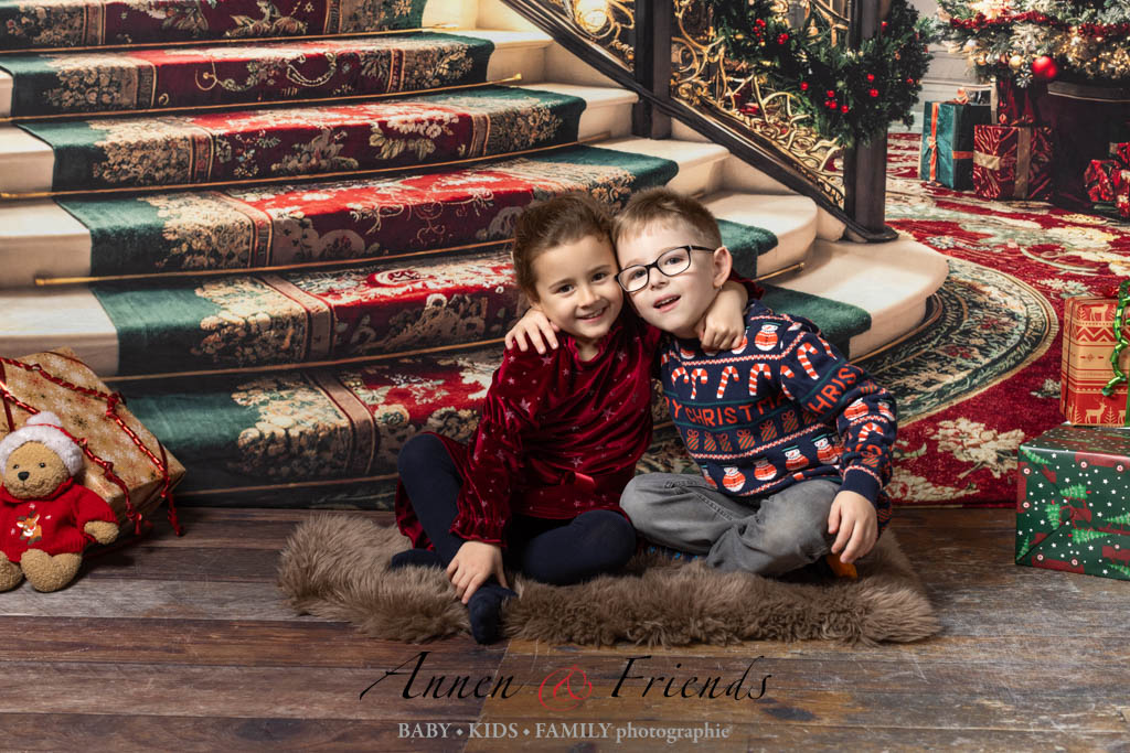 Weihnachts-Shooting mit Kindern vor weihnachtlich geschmückter Treppe