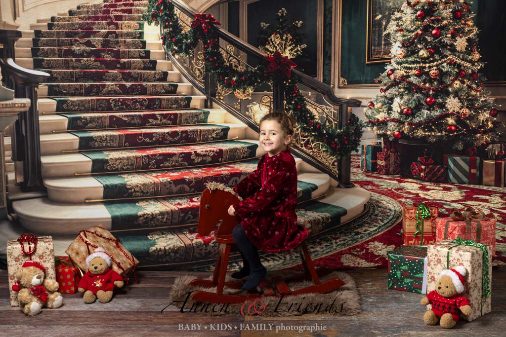Weihnachts-Shooting mit Kindern vor weihnachtlich geschmückter Treppe