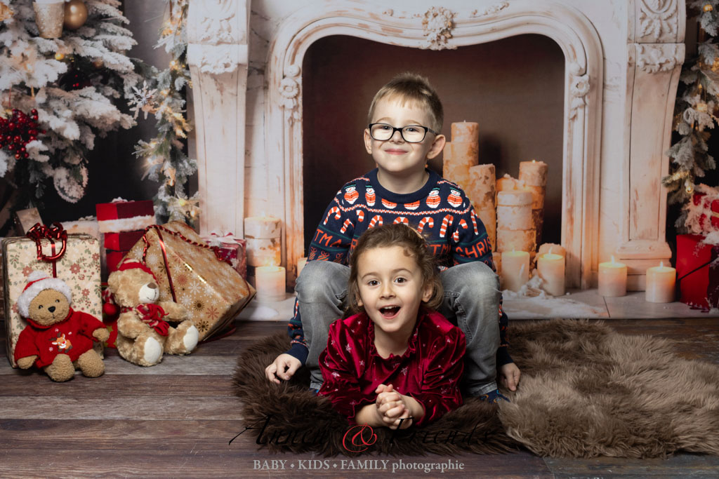 Weihnachts-Shooting mit Kindern vor weihnachtlich geschmücktem Kamin