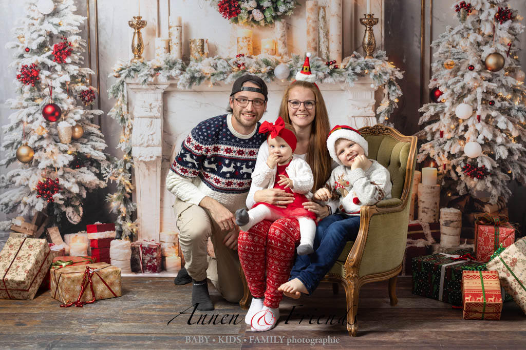 Weihnachts-Shooting mit Familie vor weihnachtlich geschmücktem Kamin