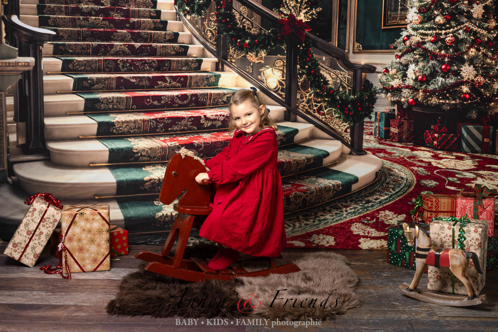 Weihnachts-Shooting mit Kind vor weihnachtlich geschmückter Treppe