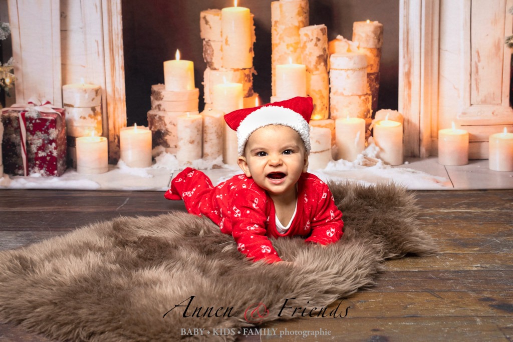 Weihnachts-Shooting mit Kindern vor weihnachtlich geschmücktem Kamin