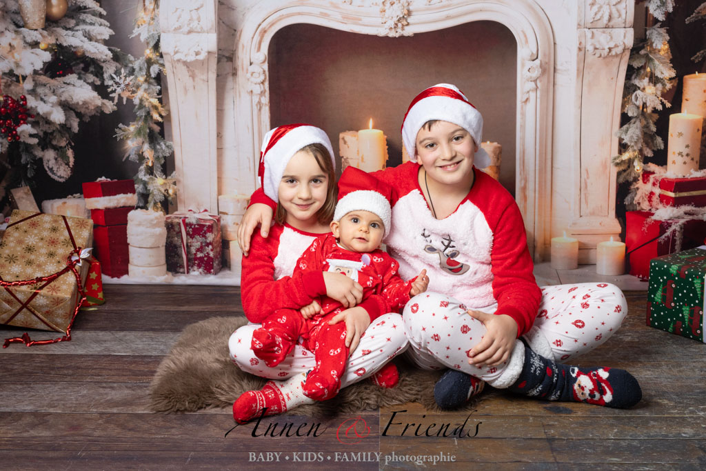 Weihnachts-Shooting mit Kindern vor weihnachtlich geschmücktem Kamin