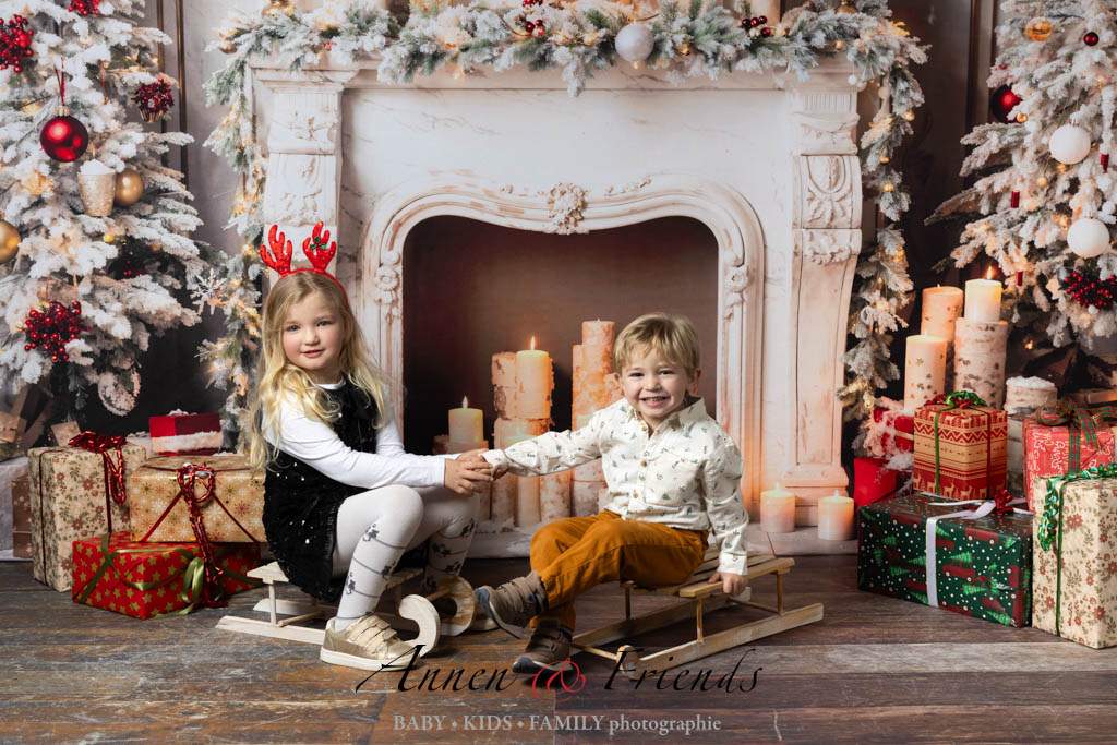 Weihnachts-Shooting mit Kindern vor weihnachtlich geschmücktem Kamin