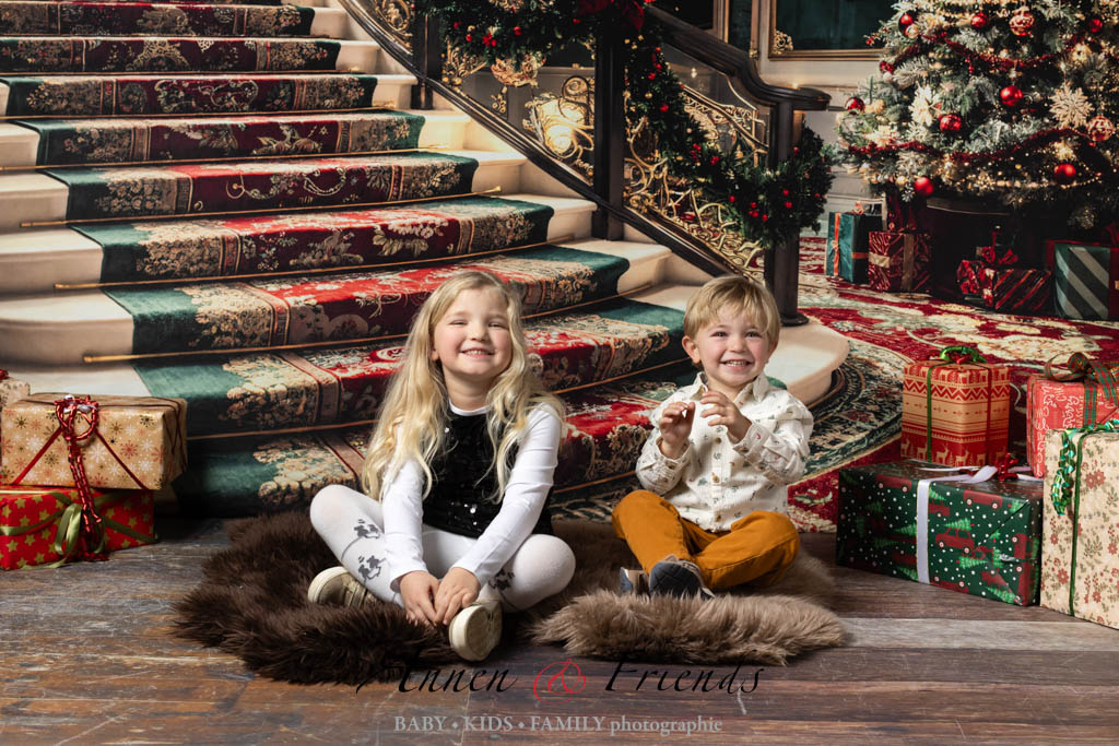 Weihnachts-Shooting mit Kindern vor weihnachtlich geschmückter Treppe