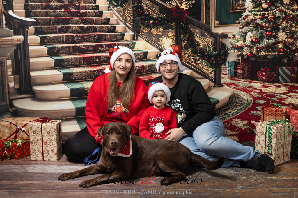 Weihnachts-Shooting mit Familie vor weihnachtlich geschmückter Treppe